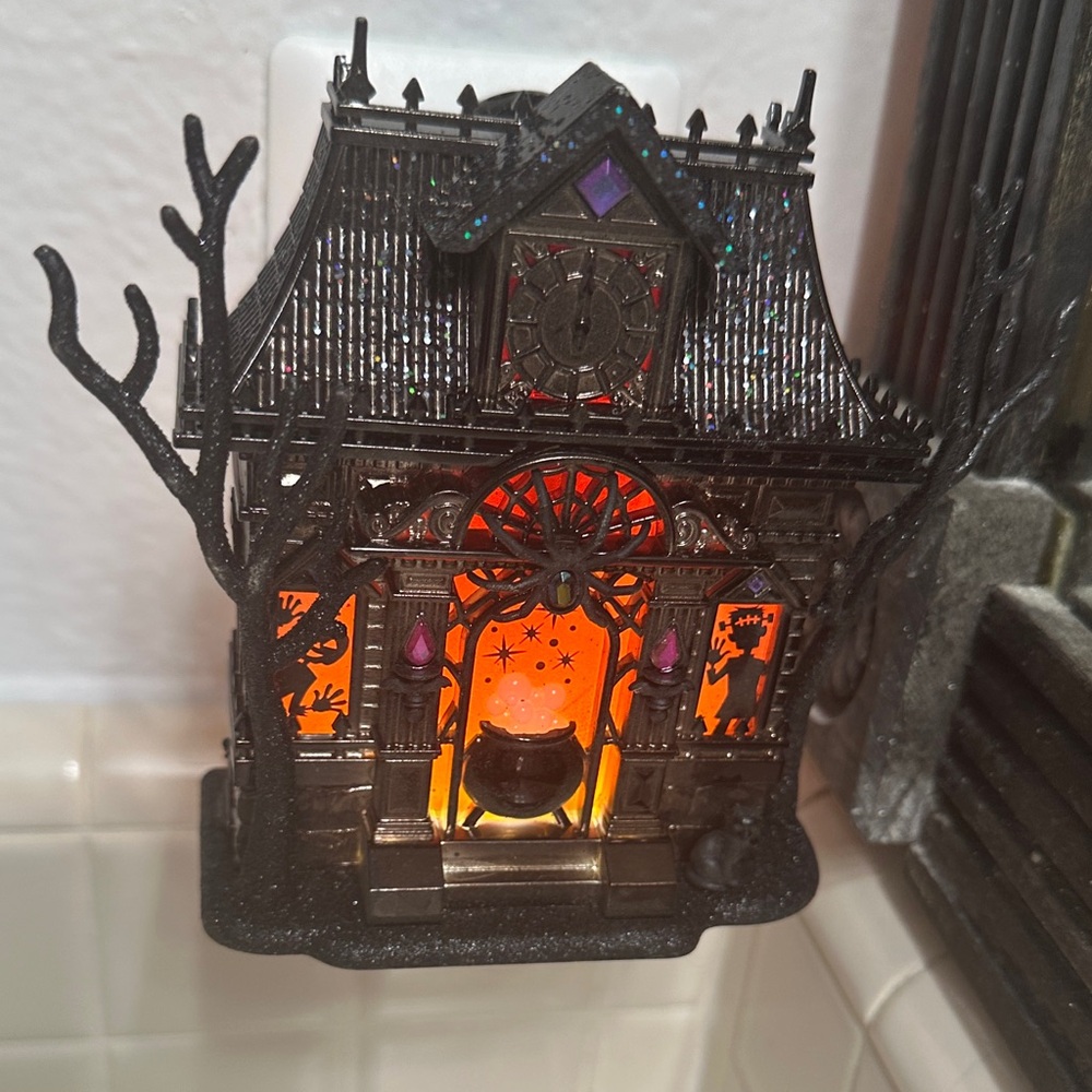 Halloween Haunted House Wallflower plug in - Picture 6 of 9